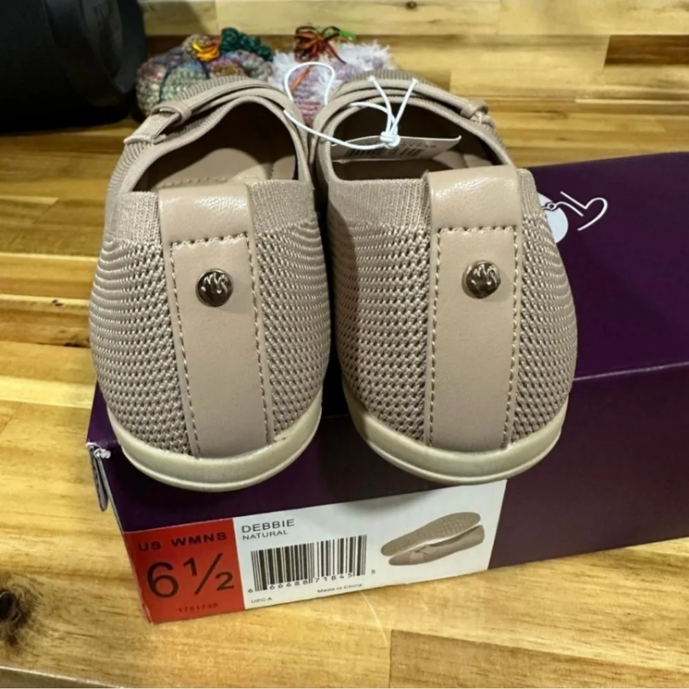 Gloria Vanderbilt DEBBIE Ladies' Flat NEW IN BOX